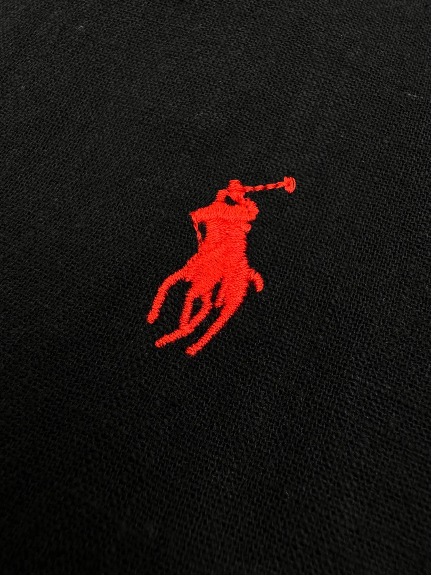 P380 Ralph Lauren embroidered linen shirt. Selected high-quality linen material. It has natural texture and breathability. It is tight and smooth, comfortable and close to the skin. It is elegantly presented with a touch of deep ink. The exquisite red pony mark is embellished, like a smart flame in the dark night. The clever design of the external pleats and split back shoulders adds a sense of agility and detachment. The minimalist shape contains the soul of fashion. Process 1: Adopting imported machine embroidery technology and using advanced computer control systems and precision mechanical components to achieve the iconic pony embroidery operation with high precision and smooth and delicate lines. Process 2: Using the side-turn buried clamp sewing process, which is smooth and tidy. Process 3: The fabrics have been washed and have a better hand feel. Not easy to deform, not easy to shrink, not easy to fade, and maintain long-term beauty. Accessories: Customized 1:1 thick plate resin buckle Customized 1:1 Ralph Lauren trademark Fit: Loose fit Size: S M L XL Style number: 25246